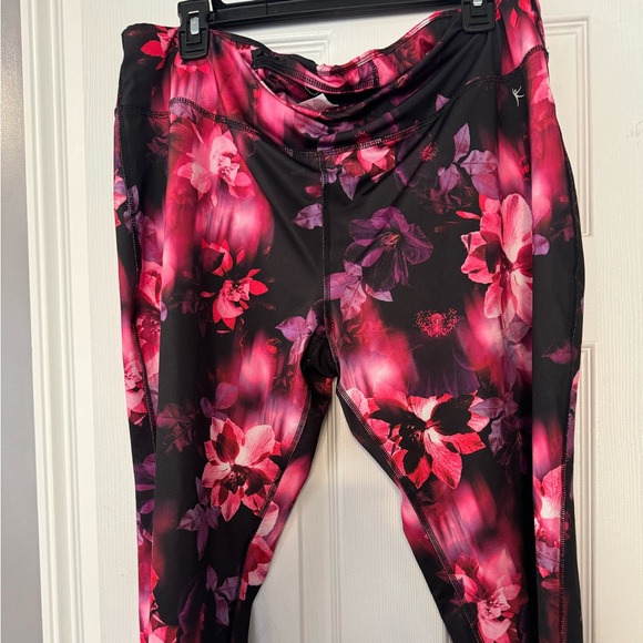 Dangling capri dry fit leggings. - Picture 1 of 8